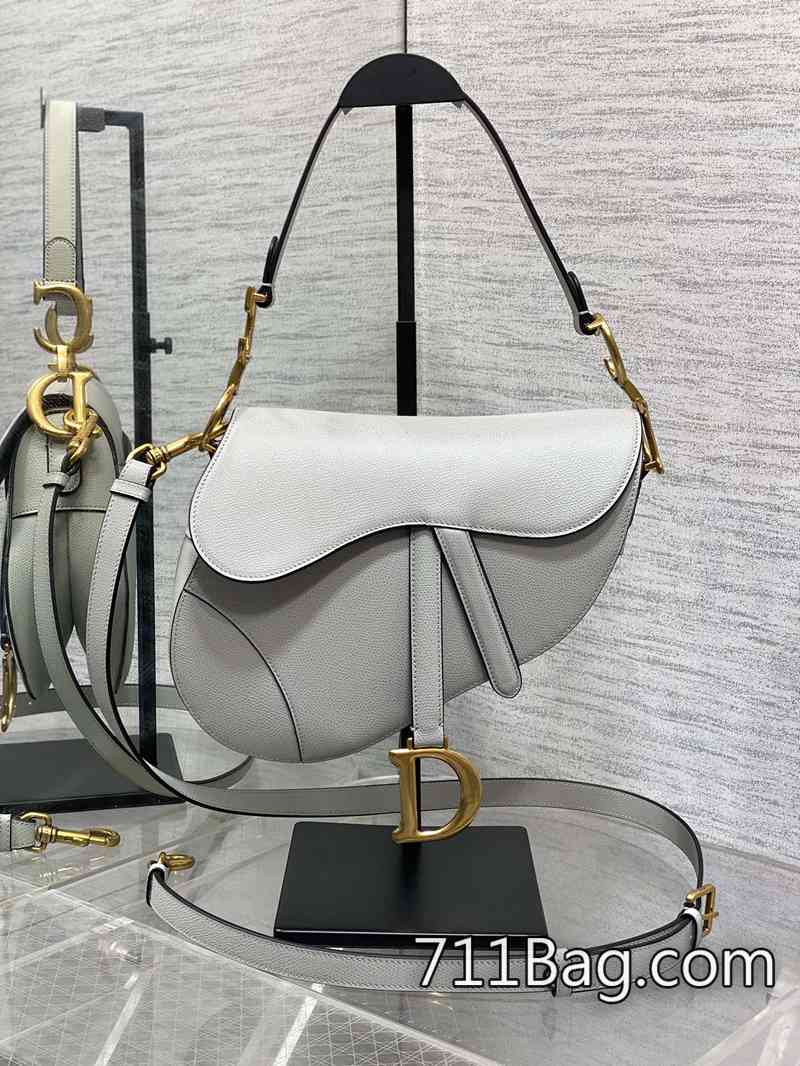 頂級精品Dior CD Saddle經典馬鞍包️王者中的王者 標籤位置對位 Dior原廠高仿鞋 頂級精品Dior CD Saddle經典馬鞍包️王者中的王者 標籤位置對位 Dior原廠高仿鞋