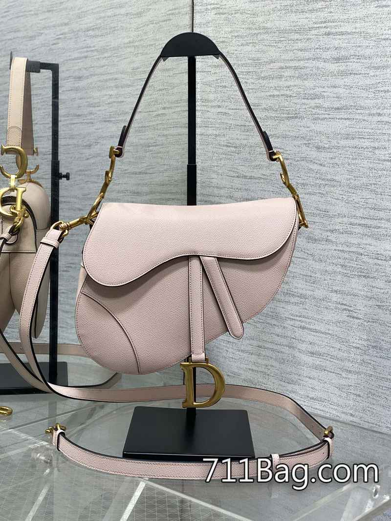 高仿Dior CD Saddle經典馬鞍包️王者中的王者 線頭收乾淨 Dior同工廠貨 高仿Dior CD Saddle經典馬鞍包️王者中的王者 線頭收乾淨 Dior同工廠貨