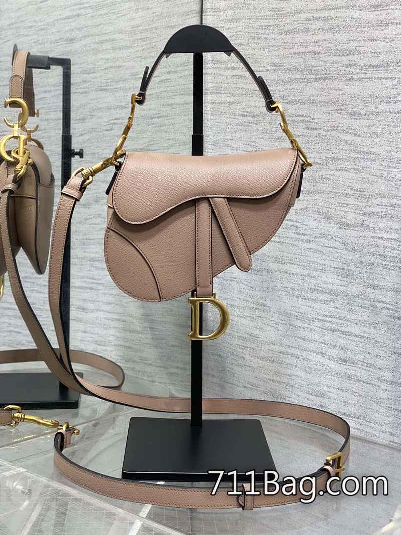 頂級高仿Dior CD Saddle經典馬鞍包️王者中的王者 內裏刻印無重影 DiorA貨手提包 頂級高仿Dior CD Saddle經典馬鞍包️王者中的王者 內裏刻印無重影 DiorA貨手提包