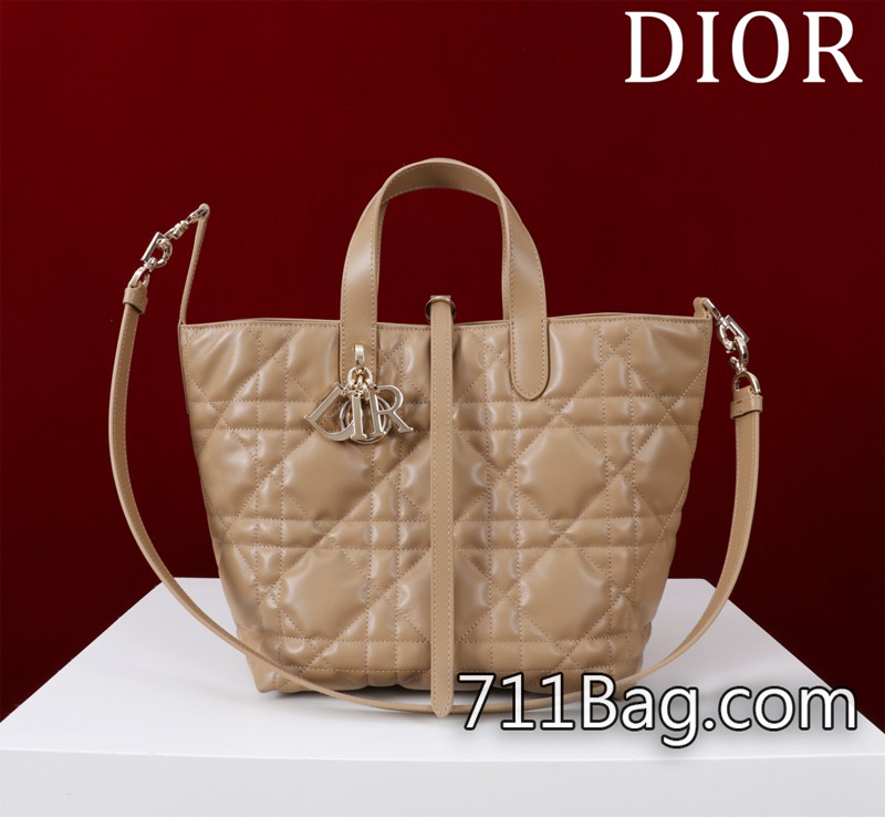 精品A貨Dior 型號:283636#size:23*25*11cm最新款Toujours豎版系列中號 線頭收乾淨 Dior超A腕錶 精品A貨Dior 型號:283636#size:23*25*11cm最新款Toujours豎版系列中號 線頭收乾淨 Dior超A腕錶