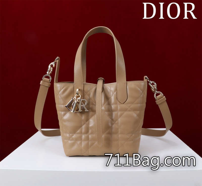 超3ADior 款號:283585#尺寸:16×18×12cm小號這款 Dior Toujours豎版手袋是二零二五早春成衣系列新品 封邊處理無開裂 Dior複刻購買 超3ADior 款號:283585#尺寸:16×18×12cm小號這款 Dior Toujours豎版手袋是二零二五早春成衣系列新品 封邊處理無開裂 Dior複刻購買