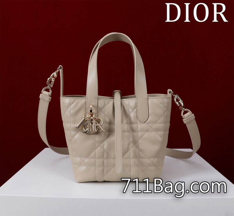 頂級超3ADior 款號:283585#尺寸:16×18×12cm小號這款 Dior Toujours豎版手袋是二零二五早春成衣系列新品 包蓋弧度一致 Dior原版皮A貨 頂級超3ADior 款號:283585#尺寸:16×18×12cm小號這款 Dior Toujours豎版手袋是二零二五早春成衣系列新品 包蓋弧度一致 Dior原版皮A貨