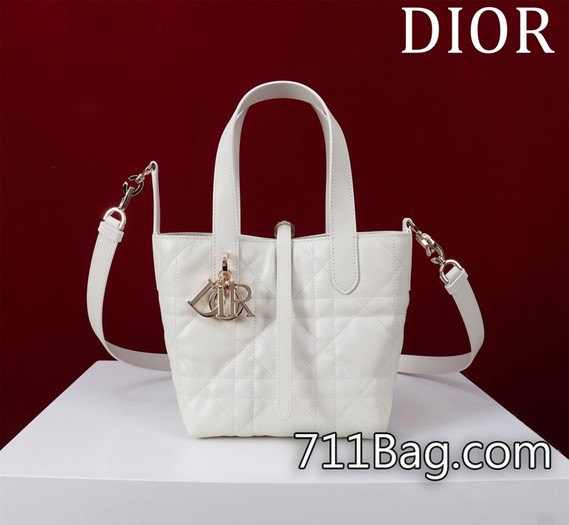 原版一比一Dior 款號:283585#尺寸:16×18×12cm小號這款 Dior Toujours豎版手袋是二零二五早春成衣系列新品 底部螺絲無偏差 Dior海外仿版 原版一比一Dior 款號:283585#尺寸:16×18×12cm小號這款 Dior Toujours豎版手袋是二零二五早春成衣系列新品 底部螺絲無偏差 Dior海外仿版