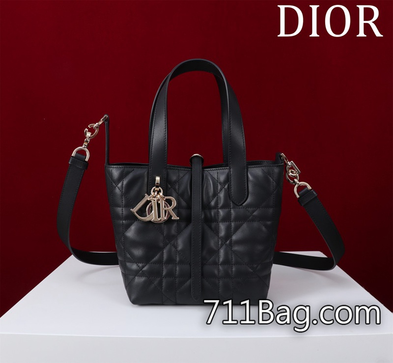 精仿Dior迪奧 款號:283585#尺寸:16×18×12cm小號這款 Dior Toujours豎版手袋是二零二五早春成衣系列新品 手把厚實有型 Dior頂級複刻 精仿Dior迪奧 款號:283585#尺寸:16×18×12cm小號這款 Dior Toujours豎版手袋是二零二五早春成衣系列新品 手把厚實有型 Dior頂級複刻