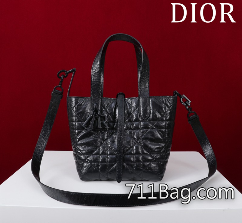 原版一比一Dior 款號:283585#尺寸:16×18×12cm小號這款 Dior Toujours豎版手袋是二零二五早春成衣系列新品 背帶車工紮實 Dior同步專櫃版 原版一比一Dior 款號:283585#尺寸:16×18×12cm小號這款 Dior Toujours豎版手袋是二零二五早春成衣系列新品 背帶車工紮實 Dior同步專櫃版
