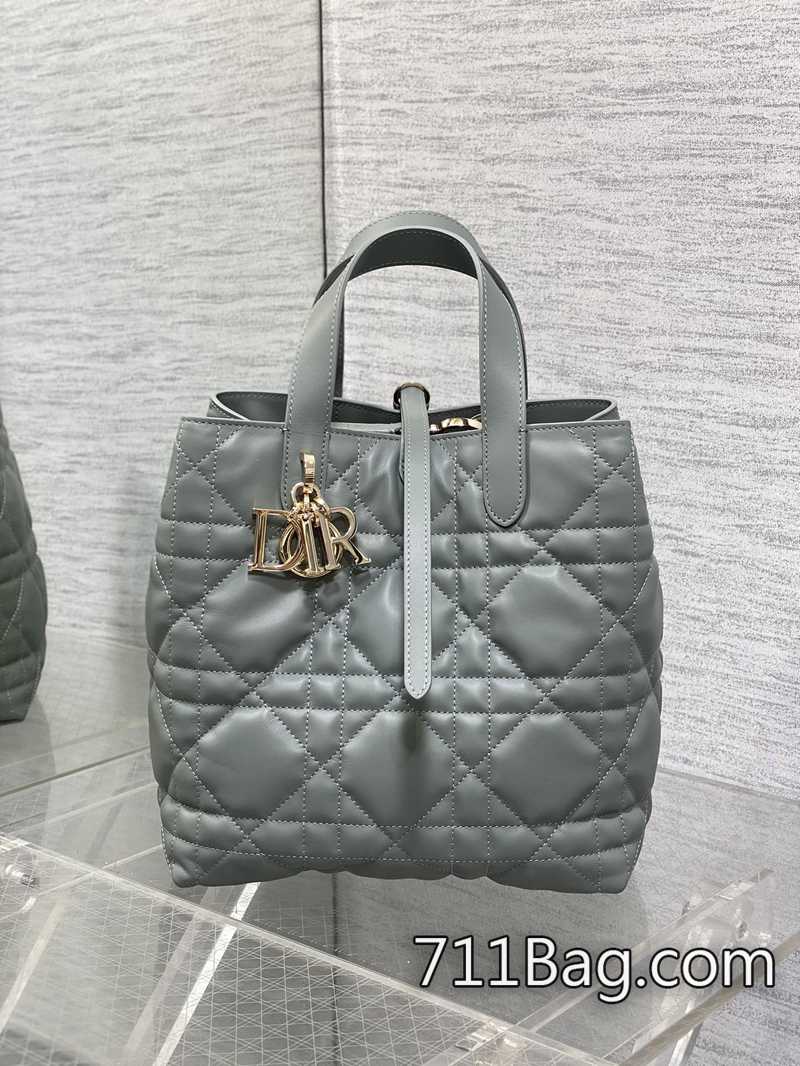 頂級超3ADior Toujours豎版系列中號 底部螺絲無偏差 Dior朋友圈貨源 頂級超3ADior Toujours豎版系列中號 底部螺絲無偏差 Dior朋友圈貨源