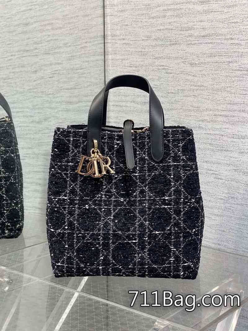 頂級精品Dior Toujours豎版系列中號 底部螺絲無偏差 Dior明星同款仿品 頂級精品Dior Toujours豎版系列中號 底部螺絲無偏差 Dior明星同款仿品