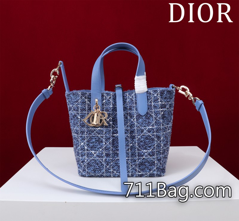 精品A貨Dior Dior Toujours 豎版手袋這款 Dior Toujours 豎版手袋時尚實用 鑲嵌細節無縫對接 Dior一比一包包 精品A貨Dior Dior Toujours 豎版手袋這款 Dior Toujours 豎版手袋時尚實用 鑲嵌細節無縫對接 Dior一比一包包