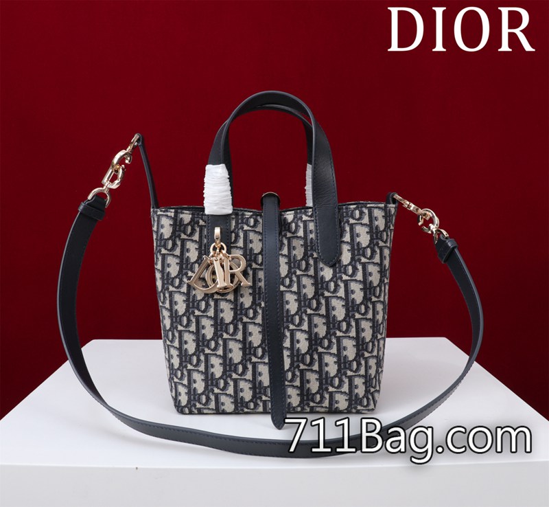 A貨Dior Dior Toujours 豎版手袋這款 Dior Toujours 豎版手袋時尚實用 精緻壓邊無毛邊 Dior超A鞋 A貨Dior Dior Toujours 豎版手袋這款 Dior Toujours 豎版手袋時尚實用 精緻壓邊無毛邊 Dior超A鞋