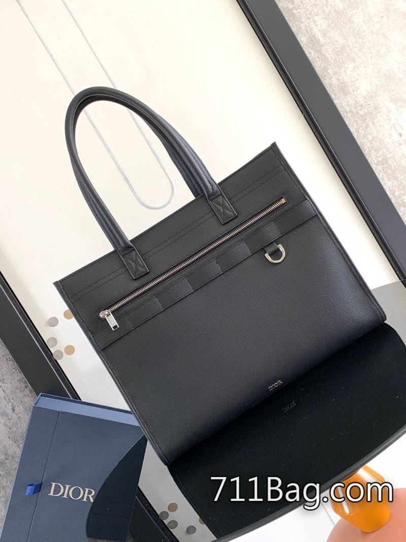 超3ADior 這款 Safari 手袋是二零二三秋季新品 內裡佈料緊密厚實 Dior男鞋A貨 超3ADior 這款 Safari 手袋是二零二三秋季新品 內裡佈料緊密厚實 Dior男鞋A貨