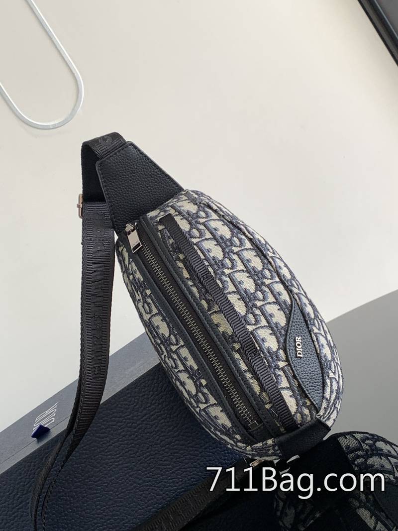 頂級A貨Dior 這款 Dior Scarab 手袋將科技專業知識與高訂工藝精神巧妙融合 內部隔層對位精準 Dior海外仿版 頂級A貨Dior 這款 Dior Scarab 手袋將科技專業知識與高訂工藝精神巧妙融合 內部隔層對位精準 Dior海外仿版