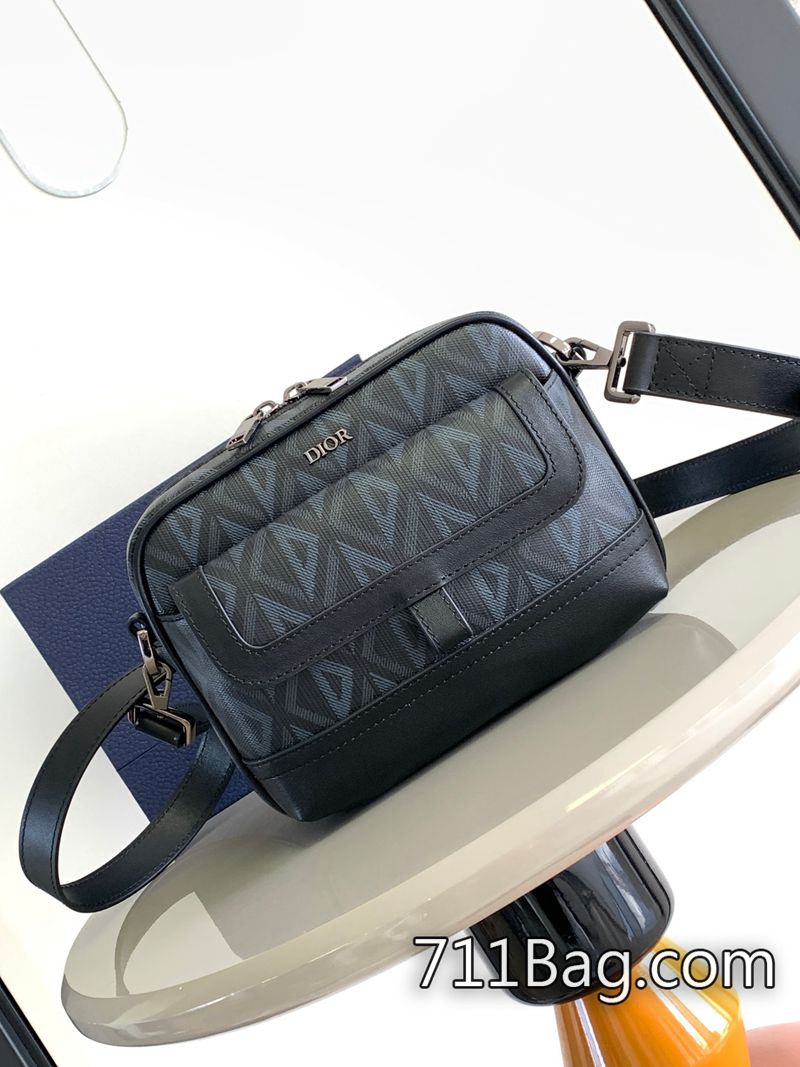 頂級高仿Dior迪奧 這款 Dior Hit the Road 信使包是本季新品 拉鍊順滑不卡 Dior朋友圈貨源 頂級高仿Dior迪奧 這款 Dior Hit the Road 信使包是本季新品 拉鍊順滑不卡 Dior朋友圈貨源