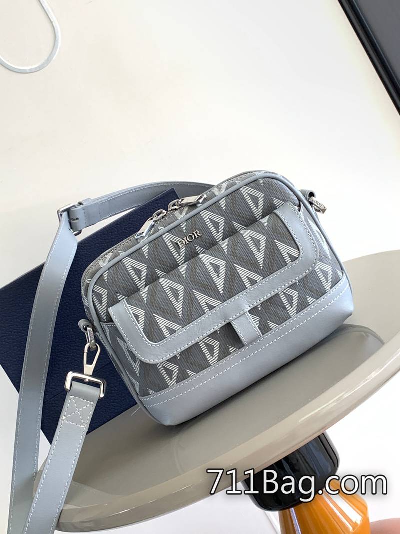 精仿Dior 這款 Dior Hit the Road 信使包是本季新品 提把無偏位縫合 Dior男士仿品 精仿Dior 這款 Dior Hit the Road 信使包是本季新品 提把無偏位縫合 Dior男士仿品