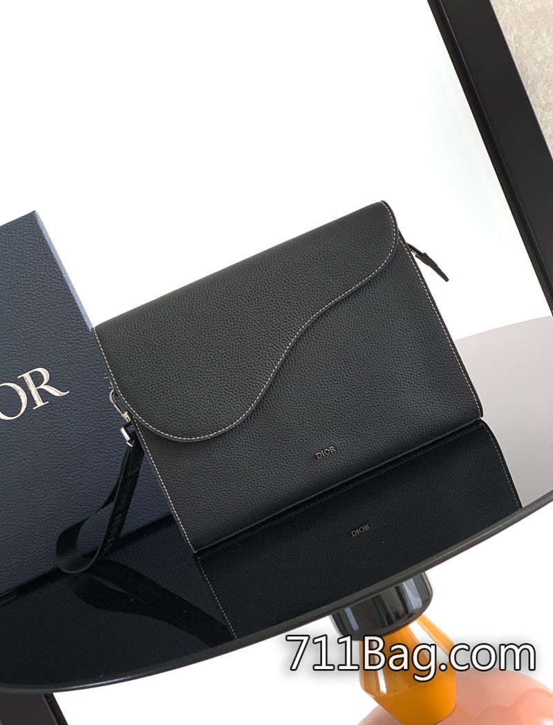 精品高仿Dior 這款 A5 三角手拿包是 Dior 的全新主打單品。采用黑色粒面皮革等材質精心制作 外觀線條流暢順滑 Dior超A代發 精品高仿Dior 這款 A5 三角手拿包是 Dior 的全新主打單品。采用黑色粒面皮革等材質精心制作 外觀線條流暢順滑 Dior超A代發