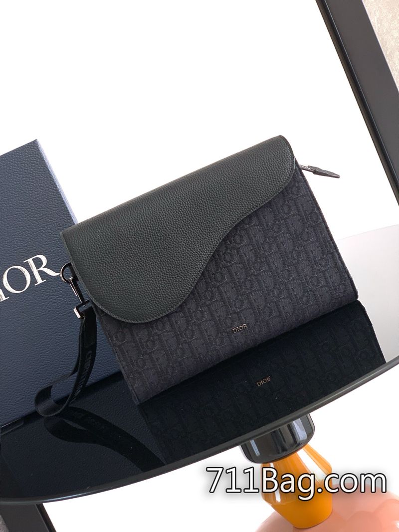 精仿Dior 這款 A5 三角手拿包是 Dior 的全新主打單品。采用黑色 Oblique 印花面料等材質精心制作 皮面光澤度優秀 Dior同工廠貨 精仿Dior 這款 A5 三角手拿包是 Dior 的全新主打單品。采用黑色 Oblique 印花面料等材質精心制作 皮面光澤度優秀 Dior同工廠貨