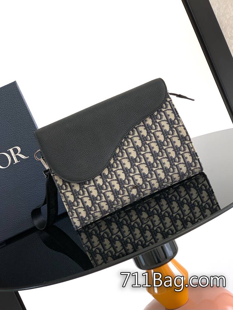 頂級高仿Dior 這款 A5 三角手拿包是 Dior 的全新主打單品。采用米色和黑色 Oblique 印花面料等材質精心制作 鎖扣對準不偏位 Dior仿品口碑 頂級高仿Dior 這款 A5 三角手拿包是 Dior 的全新主打單品。采用米色和黑色 Oblique 印花面料等材質精心制作 鎖扣對準不偏位 Dior仿品口碑