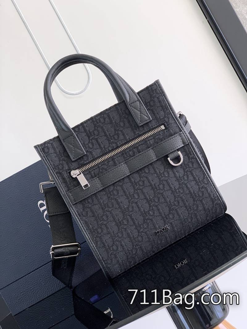 精品Dior 這款 Safari North-South 手袋是二零二四春季男裝系列新品 製程復刻原廠流程 Dior男鞋A貨 精品Dior 這款 Safari North-South 手袋是二零二四春季男裝系列新品 製程復刻原廠流程 Dior男鞋A貨