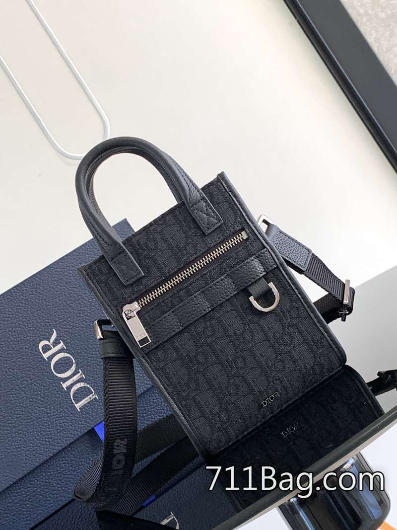 頂級A貨Dior 這款 Safari North-South 迷你手袋是二零二四春季男裝系列新品 材質選料高級 Dior男士仿品 頂級A貨Dior 這款 Safari North-South 迷你手袋是二零二四春季男裝系列新品 材質選料高級 Dior男士仿品