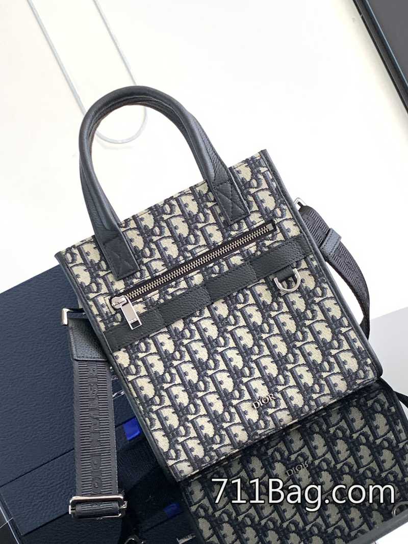 頂級A貨Dior 這款 Safari North-South 手袋是二零二四春季男裝系列新品 內襯細緻平整 Dior馬鞍包仿品 頂級A貨Dior 這款 Safari North-South 手袋是二零二四春季男裝系列新品 內襯細緻平整 Dior馬鞍包仿品
