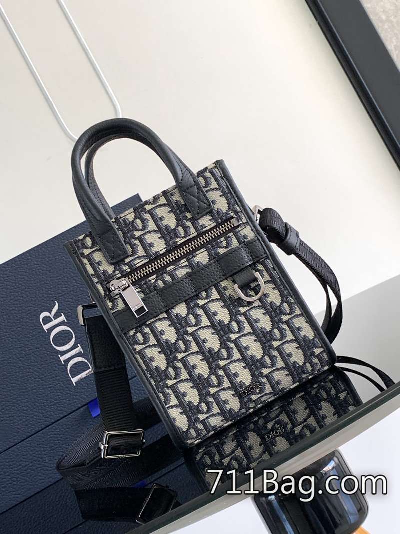 頂級精品Dior 這款 Safari North-South 迷你手袋是二零二四春季男裝系列新品 邊線無重縫 Dior專櫃同款仿品 頂級精品Dior 這款 Safari North-South 迷你手袋是二零二四春季男裝系列新品 邊線無重縫 Dior專櫃同款仿品