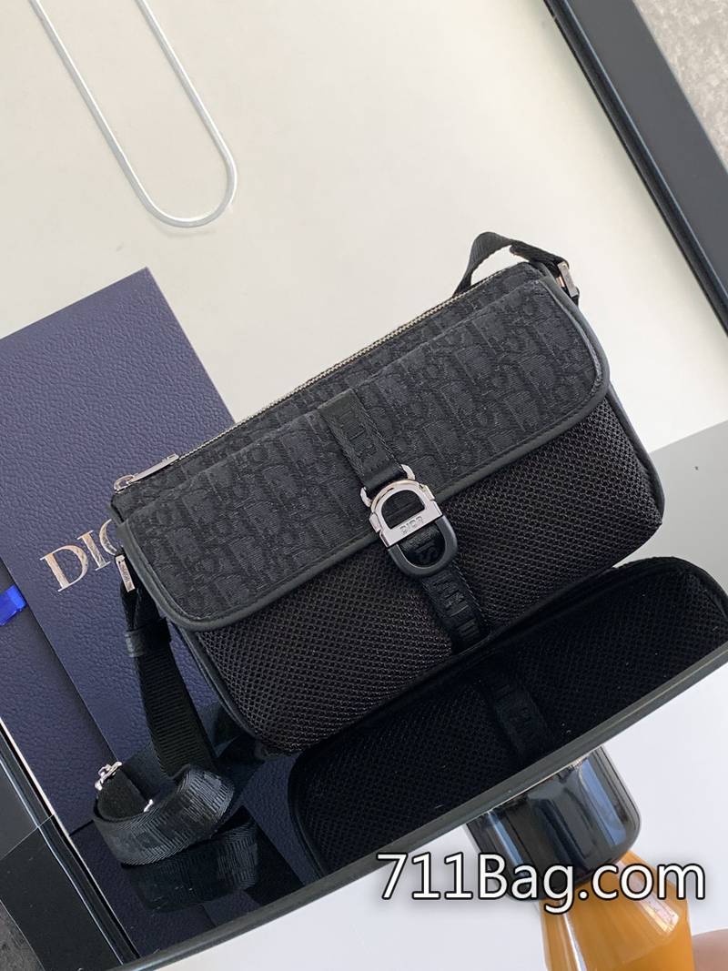 高仿Dior (大號)這款 Dior 8 手袋附有肩帶 LOGO刻字清晰 Dior仿品交流群 高仿Dior (大號)這款 Dior 8 手袋附有肩帶 LOGO刻字清晰 Dior仿品交流群