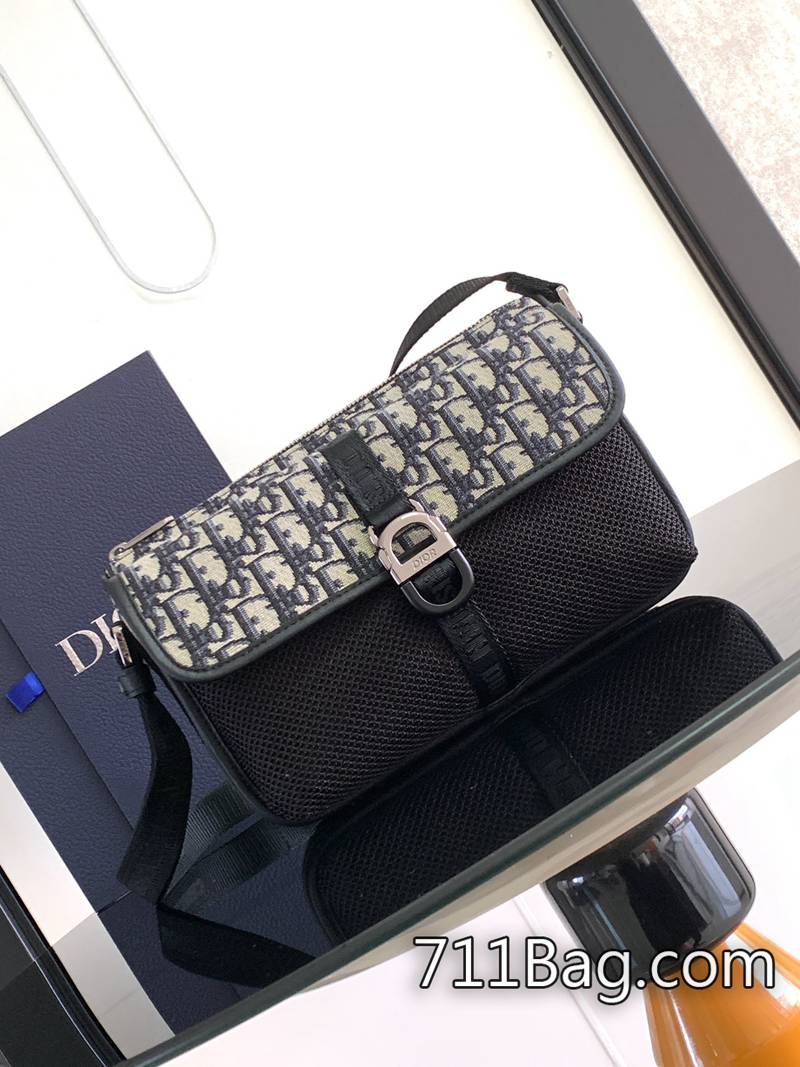 頂級A貨Dior (大號)這款 Dior 8 手袋附有肩帶 線頭收乾淨 Dior一比一精仿 頂級A貨Dior (大號)這款 Dior 8 手袋附有肩帶 線頭收乾淨 Dior一比一精仿