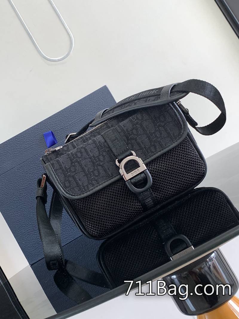 頂級A貨Dior 這款 Dior 8 手袋附有肩帶 版型經典不走樣 Dior1:1精仿 頂級A貨Dior 這款 Dior 8 手袋附有肩帶 版型經典不走樣 Dior1:1精仿