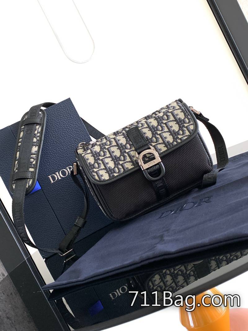 A貨Dior 這款 Dior 8 手袋附有肩帶 精緻壓邊無毛邊 Dior奢侈品平替 A貨Dior 這款 Dior 8 手袋附有肩帶 精緻壓邊無毛邊 Dior奢侈品平替