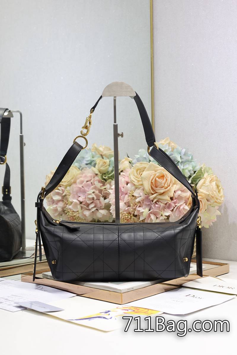 A貨Dior 小號 D-Journey 手袋「黑色平紋」這款 D-Journey 手袋是本季新品 拉鏈配件原廠訂製 Dior原版開模 A貨Dior 小號 D-Journey 手袋「黑色平紋」這款 D-Journey 手袋是本季新品 拉鏈配件原廠訂製 Dior原版開模