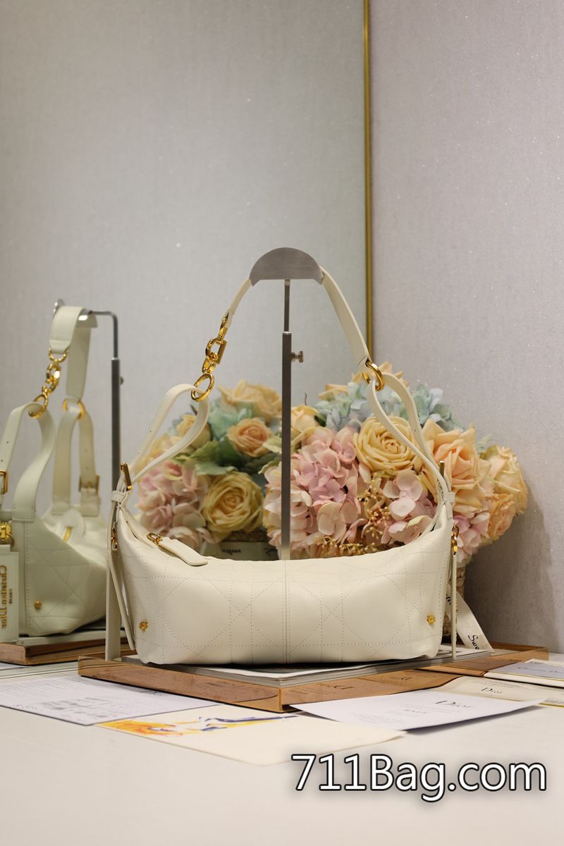 精仿Dior 小號 D-Journey 手袋「白色平紋」這款 D-Journey 手袋是本季新品 包邊不開膠不翹邊 Dior仿品口碑 精仿Dior 小號 D-Journey 手袋「白色平紋」這款 D-Journey 手袋是本季新品 包邊不開膠不翹邊 Dior仿品口碑