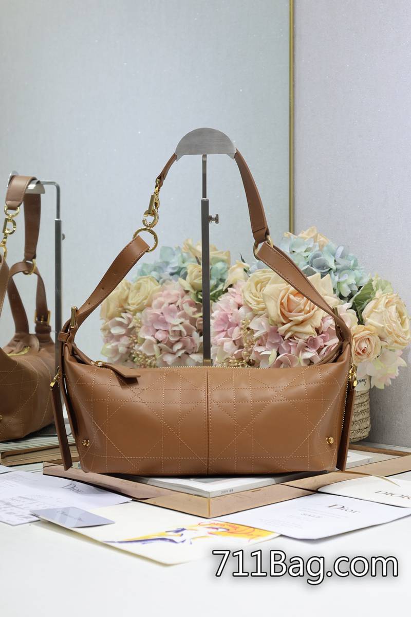 頂級高仿Dior 小號 D-Journey 手袋「焦糖平紋」這款 D-Journey 手袋是本季新品 鎖扣靈敏不卡頓 Dior仿品交流群 頂級高仿Dior 小號 D-Journey 手袋「焦糖平紋」這款 D-Journey 手袋是本季新品 鎖扣靈敏不卡頓 Dior仿品交流群