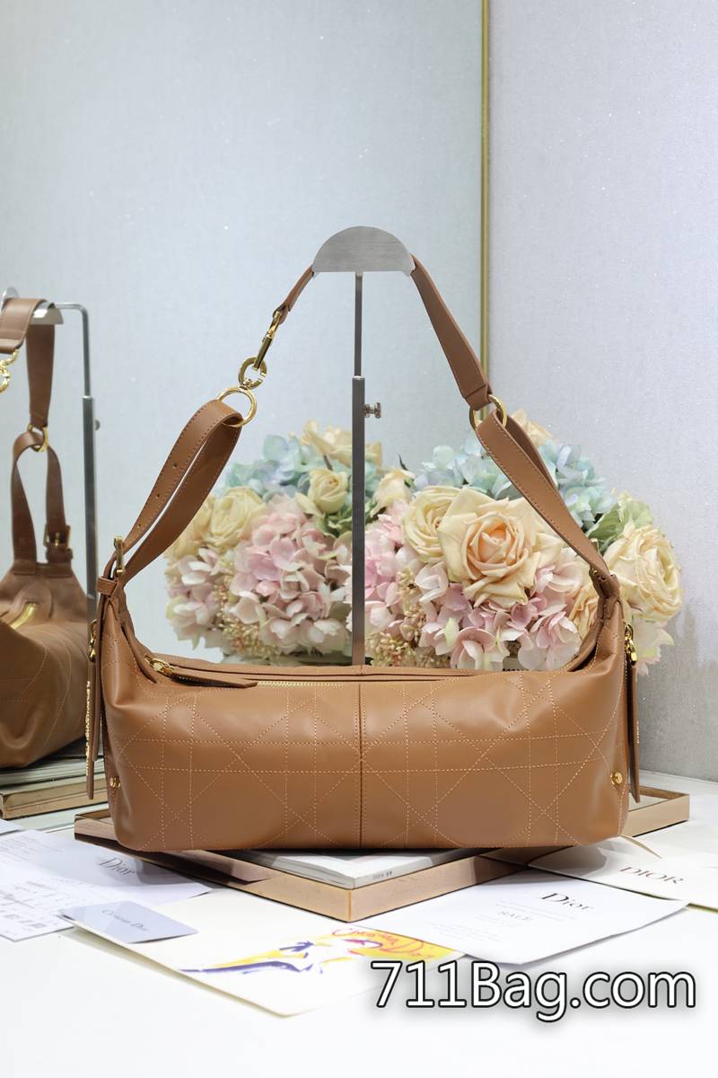 頂級精品Dior 中號 D-Journey 手袋「焦糖平紋」這款 D-Journey 手袋是本季新品 表面處理細緻如專櫃 Dior代購平替 頂級精品Dior 中號 D-Journey 手袋「焦糖平紋」這款 D-Journey 手袋是本季新品 表面處理細緻如專櫃 Dior代購平替