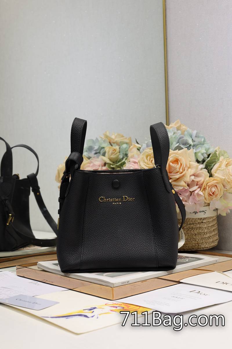A貨Dior #小號 Signature 水桶包 手袋「黑色」這款 Signature 水桶包是二零二五春夏成衣系列新品 邊線無重縫 Dior高仿品牌推薦 A貨Dior #小號 Signature 水桶包 手袋「黑色」這款 Signature 水桶包是二零二五春夏成衣系列新品 邊線無重縫 Dior高仿品牌推薦