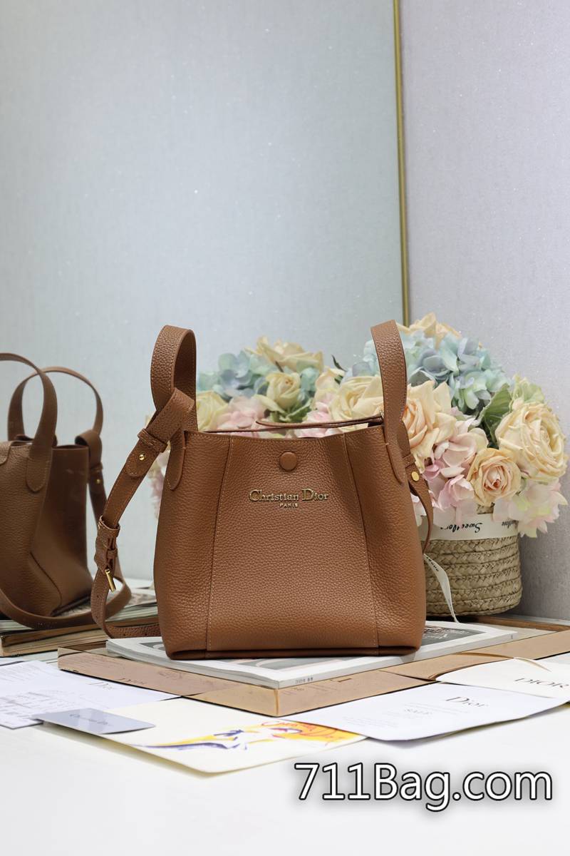 A貨Dior #小號 Signature 水桶包 手袋「棕色」這款 Signature 水桶包是二零二五春夏成衣系列新品 五金採用電鍍工藝 Dior原單鞋子 A貨Dior #小號 Signature 水桶包 手袋「棕色」這款 Signature 水桶包是二零二五春夏成衣系列新品 五金採用電鍍工藝 Dior原單鞋子