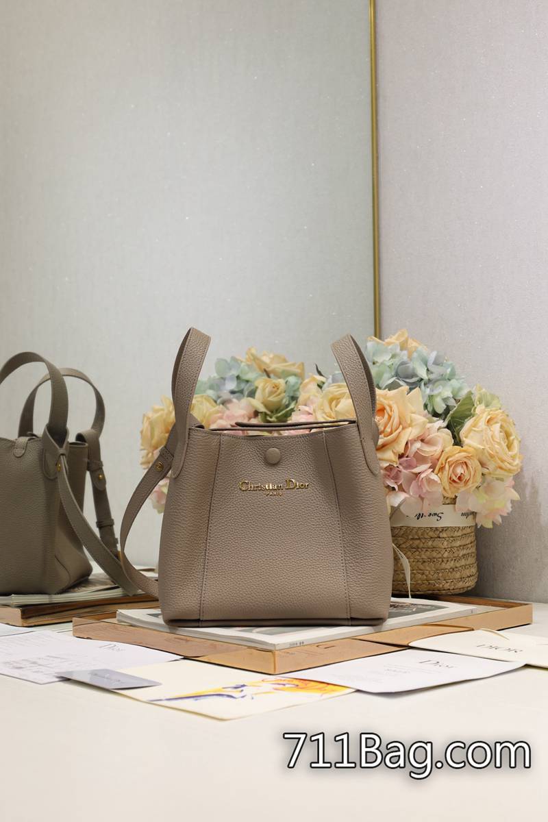 精仿Dior #小號 Signature 水桶包 手袋「灰色」這款 Signature 水桶包是二零二五春夏成衣系列新品 極致還原度,難辨真假 Dior手提包仿品 精仿Dior #小號 Signature 水桶包 手袋「灰色」這款 Signature 水桶包是二零二五春夏成衣系列新品 極致還原度,難辨真假 Dior手提包仿品
