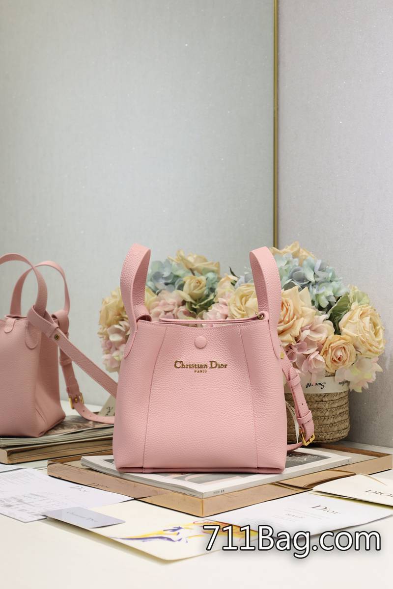 精仿Dior #小號 Signature 水桶包 手袋「粉色」這款 Signature 水桶包是二零二五春夏成衣系列新品 LOGO金屬不掉色 Dior高端仿製 精仿Dior #小號 Signature 水桶包 手袋「粉色」這款 Signature 水桶包是二零二五春夏成衣系列新品 LOGO金屬不掉色 Dior高端仿製