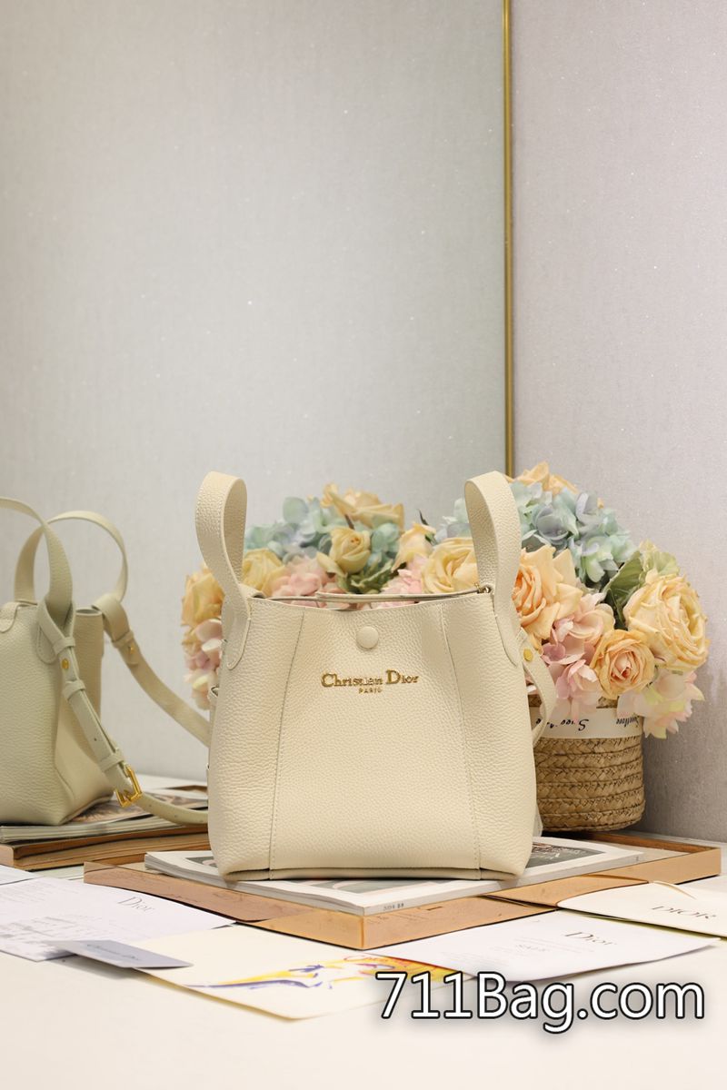 A貨Dior #小號 Signature 水桶包 手袋「白色」這款 Signature 水桶包是二零二五春夏成衣系列新品 鉚釘位置精準 Dior無LOGO包 A貨Dior #小號 Signature 水桶包 手袋「白色」這款 Signature 水桶包是二零二五春夏成衣系列新品 鉚釘位置精準 Dior無LOGO包