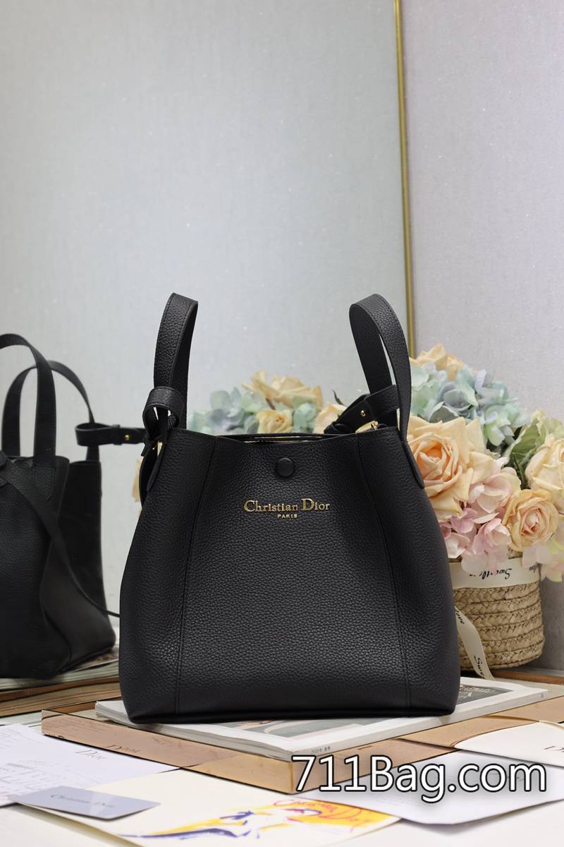 原版一比一Dior #中號Signature 水桶包 手袋「黑色」這款 Signature 水桶包是二零二五春夏成衣系列新品 線頭收乾淨 Dior原單包包 原版一比一Dior #中號Signature 水桶包 手袋「黑色」這款 Signature 水桶包是二零二五春夏成衣系列新品 線頭收乾淨 Dior原單包包