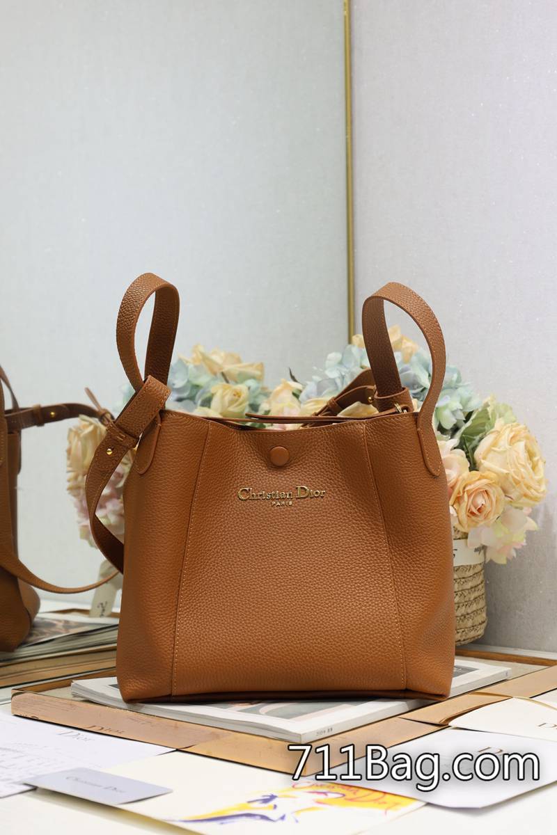 頂級A貨Dior #中號Signature 水桶包 手袋「棕色」這款 Signature 水桶包是二零二五春夏成衣系列新品 包帶長度一致無誤差 Dior復刻版女包 頂級A貨Dior #中號Signature 水桶包 手袋「棕色」這款 Signature 水桶包是二零二五春夏成衣系列新品 包帶長度一致無誤差 Dior復刻版女包