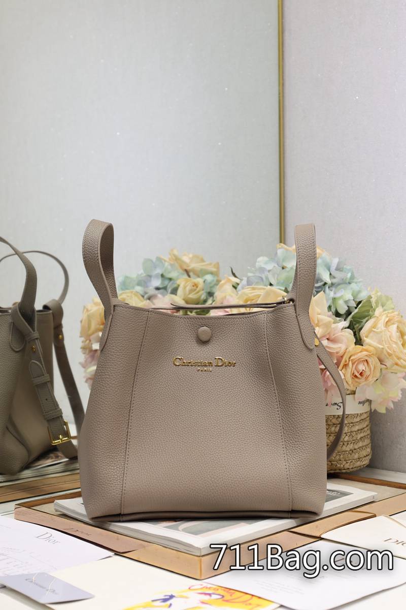 頂級高仿Dior #中號Signature 水桶包 手袋「灰色」這款 Signature 水桶包是二零二五春夏成衣系列新品 對版標識位置 Dior高仿外套 頂級高仿Dior #中號Signature 水桶包 手袋「灰色」這款 Signature 水桶包是二零二五春夏成衣系列新品 對版標識位置 Dior高仿外套