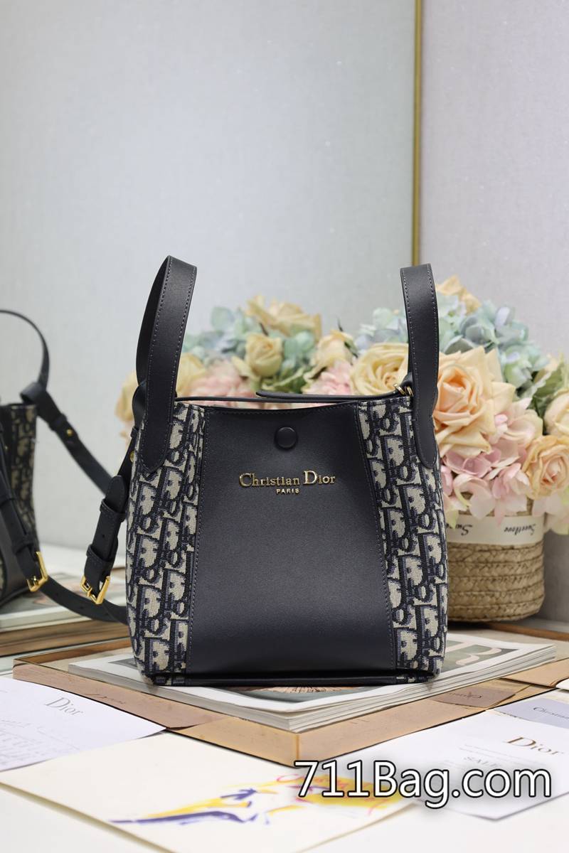 高仿Dior迪奧 小號 Signature 水桶包 手袋「藍佈」這款 Signature 水桶包是二零二五春夏成衣系列新品 金屬件打磨無毛刺 Dior微信代購仿品 高仿Dior迪奧 小號 Signature 水桶包 手袋「藍佈」這款 Signature 水桶包是二零二五春夏成衣系列新品 金屬件打磨無毛刺 Dior微信代購仿品