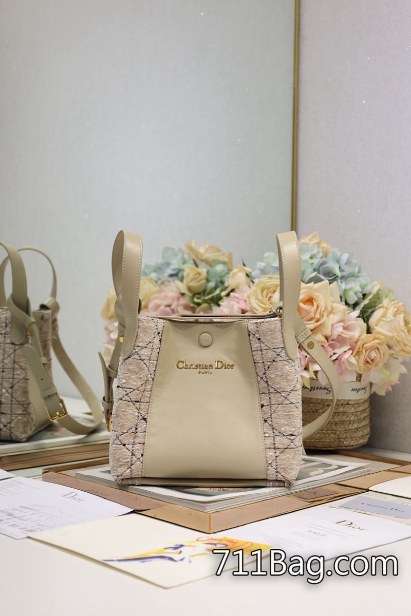 高仿Dior 小號 Signature 水桶包 手袋「杏粗花佈」這款 Signature 水桶包是二零二五春夏成衣系列新品 精緻壓邊無毛邊 Dior包A貨 高仿Dior 小號 Signature 水桶包 手袋「杏粗花佈」這款 Signature 水桶包是二零二五春夏成衣系列新品 精緻壓邊無毛邊 Dior包A貨