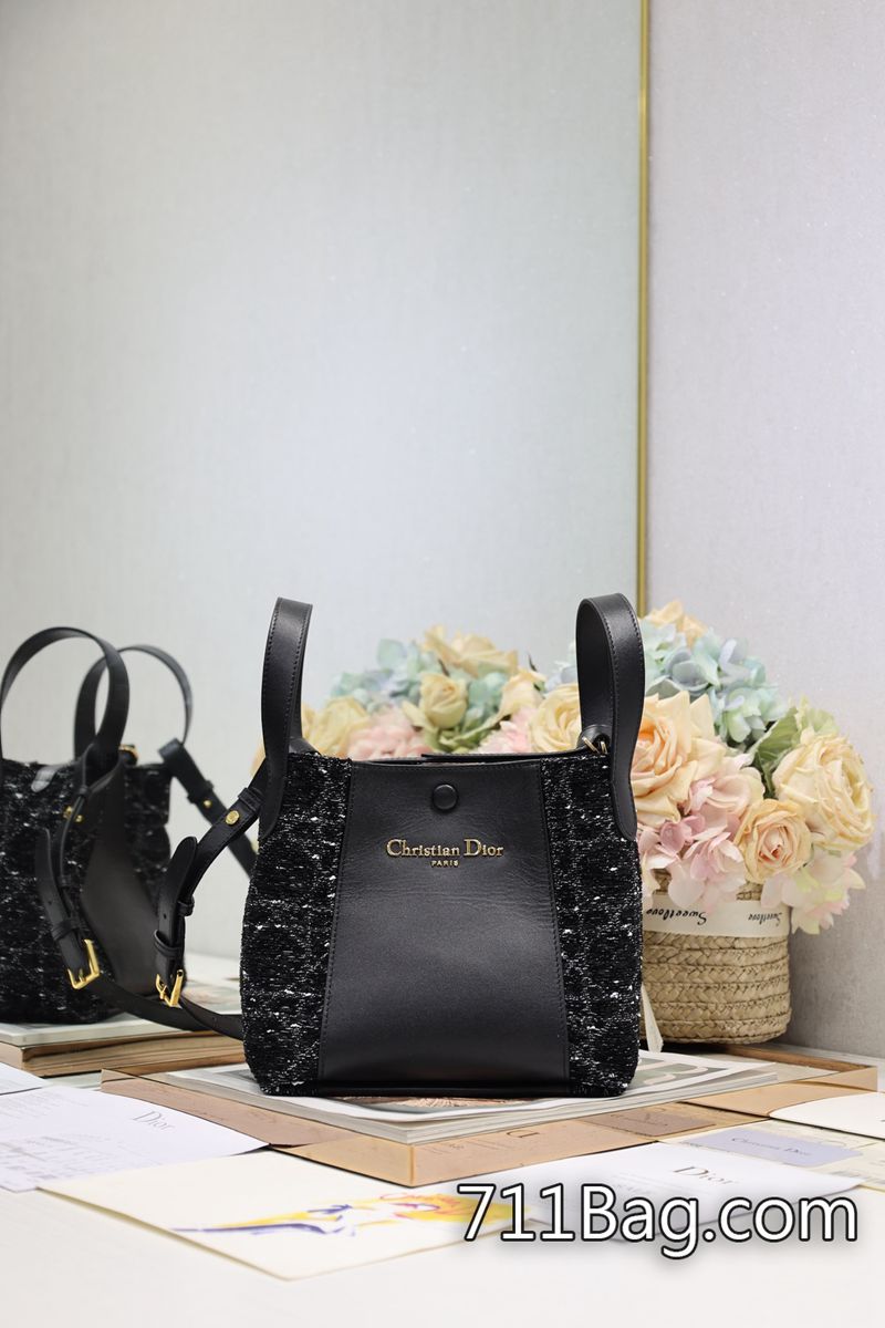 頂級A貨Dior 小號 Signature 水桶包 手袋「黑粗花佈」這款 Signature 水桶包是二零二五春夏成衣系列新品 手工封邊無毛邊 Dior原單供應商 頂級A貨Dior 小號 Signature 水桶包 手袋「黑粗花佈」這款 Signature 水桶包是二零二五春夏成衣系列新品 手工封邊無毛邊 Dior原單供應商