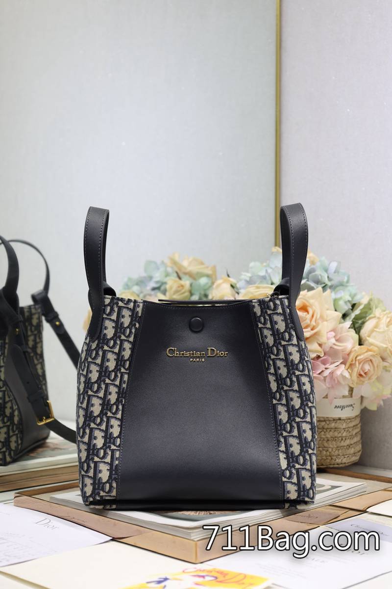 精品Dior 中號Signature 水桶包 手袋「藍佈」這款 Signature 水桶包是二零二五春夏成衣系列新品 邊緣收邊平整 Dior同步專櫃版 精品Dior 中號Signature 水桶包 手袋「藍佈」這款 Signature 水桶包是二零二五春夏成衣系列新品 邊緣收邊平整 Dior同步專櫃版