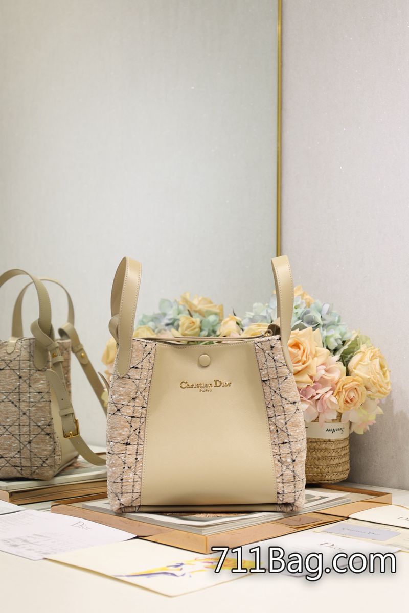 A貨Dior 中號Signature 水桶包 手袋「杏粗花佈」這款 Signature 水桶包是二零二五春夏成衣系列新品 包身拼接流暢 Dior爆款A貨 A貨Dior 中號Signature 水桶包 手袋「杏粗花佈」這款 Signature 水桶包是二零二五春夏成衣系列新品 包身拼接流暢 Dior爆款A貨