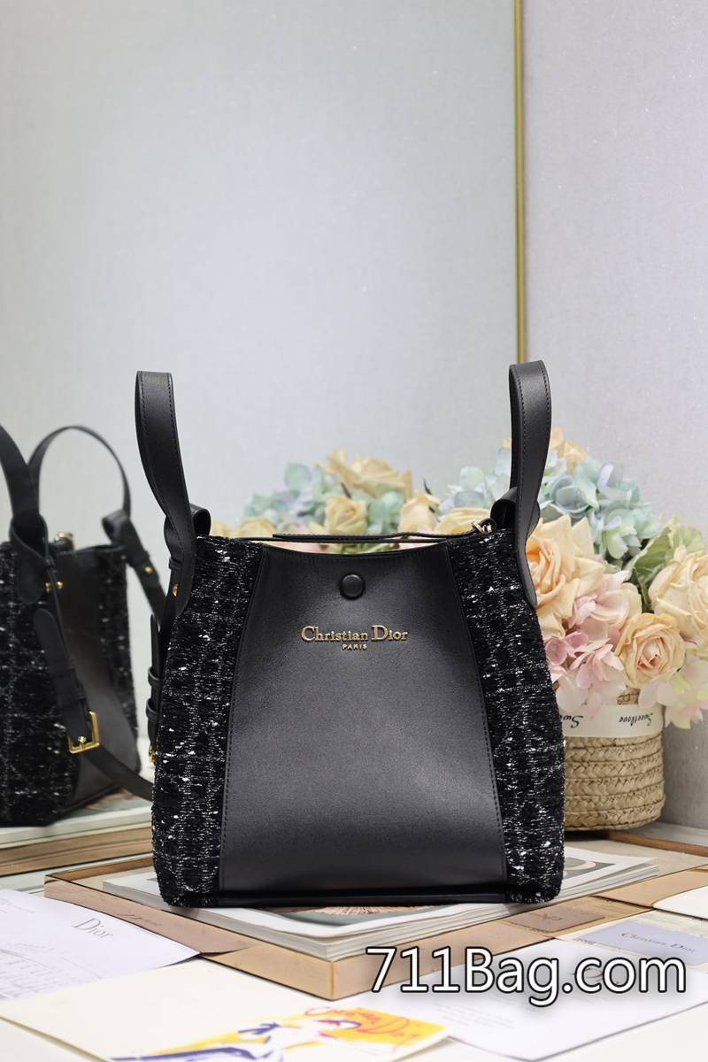 精仿Dior 中號Signature 水桶包 手袋「黑粗花佈」這款 Signature 水桶包是二零二五春夏成衣系列新品 LOGO金屬不掉色 Dior超級仿真 精仿Dior 中號Signature 水桶包 手袋「黑粗花佈」這款 Signature 水桶包是二零二五春夏成衣系列新品 LOGO金屬不掉色 Dior超級仿真