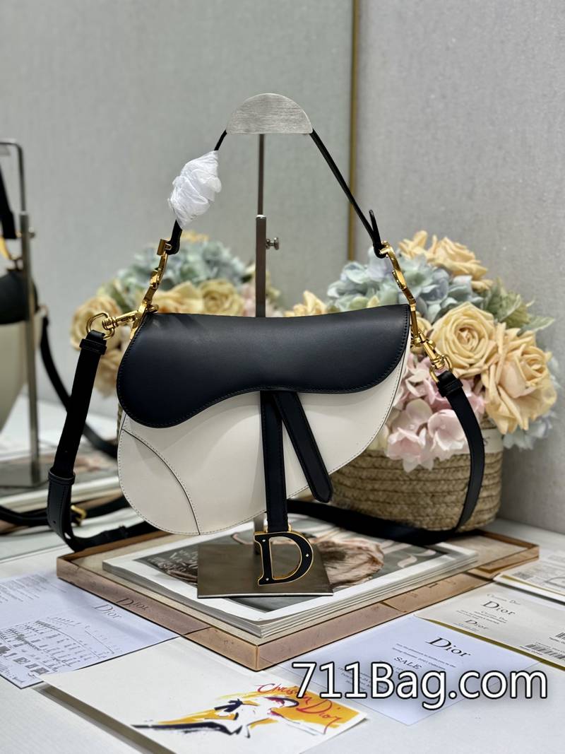 精仿Dior迪奧 Dior 馬鞍包拼色(附肩帶)「白配黑」這款經典的馬鞍包突顯瑪麗亞·嘉茜婭·蔻麗 (Maria Grazia Chiuri) 巧妙的煥新設計。采用白色配黑色牛皮精心制作 包角加固耐磨 Dior微信代購仿品 精仿Dior迪奧 Dior 馬鞍包拼色(附肩帶)「白配黑」這款經典的馬鞍包突顯瑪麗亞·嘉茜婭·蔻麗 (Maria Grazia Chiuri) 巧妙的煥新設計。采用白色配黑色牛皮精心制作 包角加固耐磨 Dior微信代購仿品