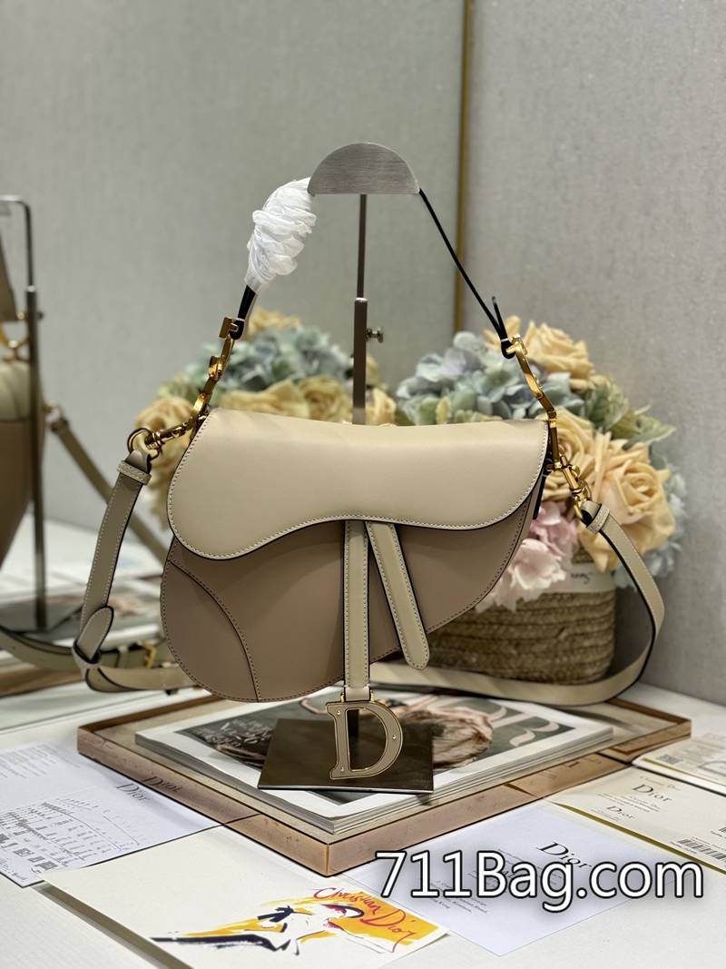 高仿Dior迪奧 Dior 馬鞍包拼色(附肩帶)「杏配沙」這款經典的馬鞍包突顯瑪麗亞·嘉茜婭·蔻麗 (Maria Grazia Chiuri) 巧妙的煥新設計。采用杏色配沙色牛皮精心制作 線距一致不跳針 Dior香港仿版 高仿Dior迪奧 Dior 馬鞍包拼色(附肩帶)「杏配沙」這款經典的馬鞍包突顯瑪麗亞·嘉茜婭·蔻麗 (Maria Grazia Chiuri) 巧妙的煥新設計。采用杏色配沙色牛皮精心制作 線距一致不跳針 Dior香港仿版