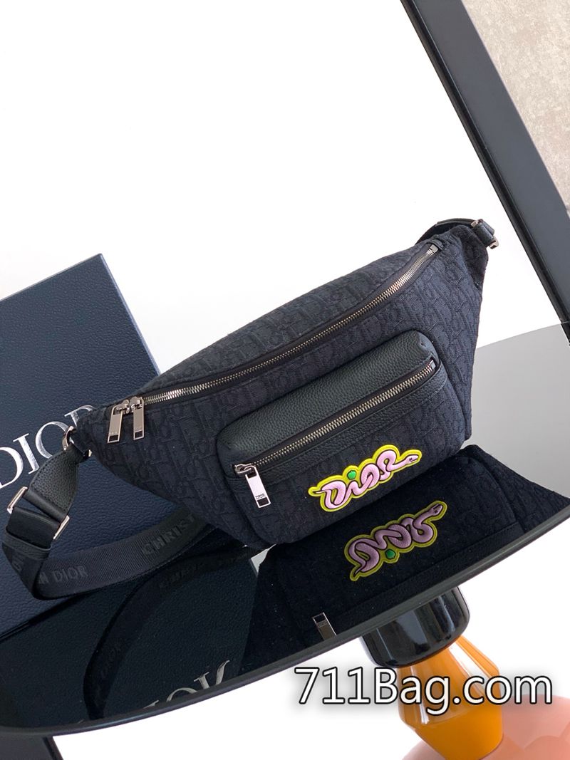 原版一比一Dior 這款 Rider 2.0 腰包來自 DIOR AND KAWS 限定系列。采用黑色 Oblique 印花面料精心制作 包型挺括不塌 Dior原廠代工 原版一比一Dior 這款 Rider 2.0 腰包來自 DIOR AND KAWS 限定系列。采用黑色 Oblique 印花面料精心制作 包型挺括不塌 Dior原廠代工