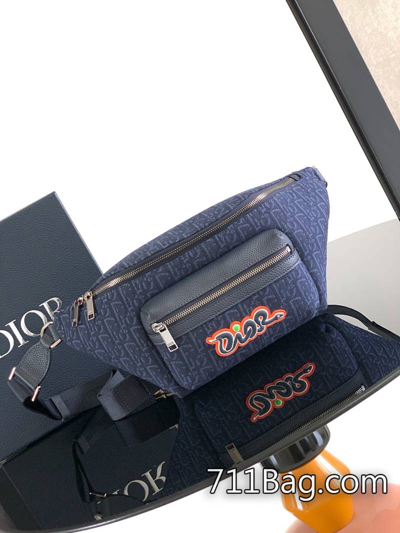 A貨Dior 這款 Rider 2.0 腰包來自 DIOR AND KAWS 限定系列。采用海軍藍色 Oblique 印花面料精心制作 底部挺度自然不變形 Dior超A腕錶 A貨Dior 這款 Rider 2.0 腰包來自 DIOR AND KAWS 限定系列。采用海軍藍色 Oblique 印花面料精心制作 底部挺度自然不變形 Dior超A腕錶